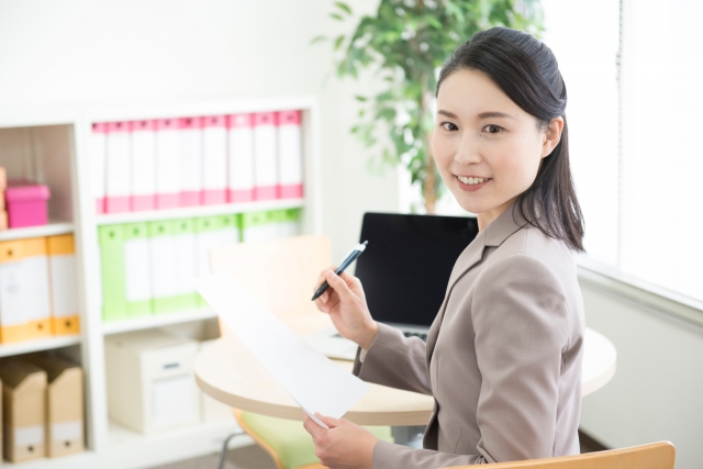 勉強する女性